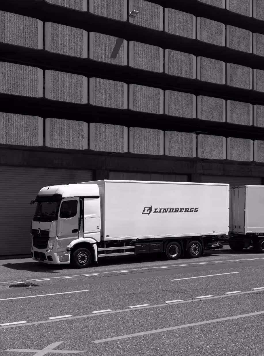 Truck with Lindbergs logo on it.