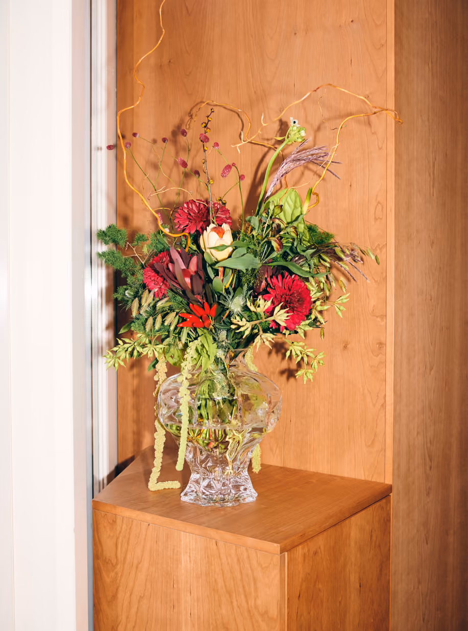 Bouquet in a crystal vase on a wooden pedestal at STROM