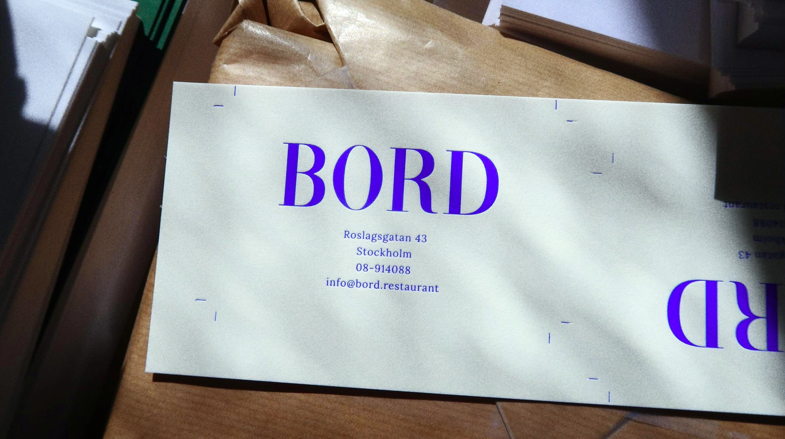 The menu of bord in blue an white