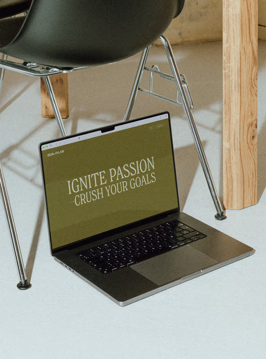Laptop on the floor displaying Goalplan.se