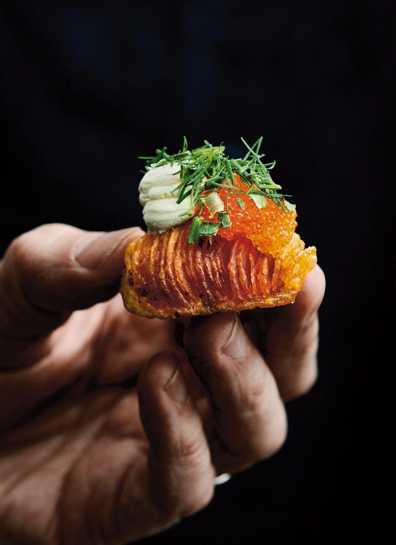 Stefan holding hasselbackspotatis
